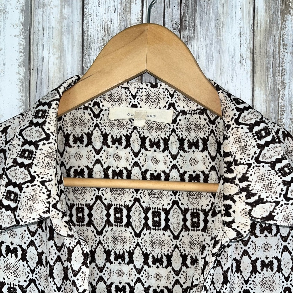 Olivaceous Snake Print Long Tunic With Pockets - Picture 5 of 6